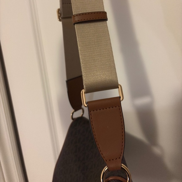 MICHAEL KORS Slater Medium Signature Logo Sling Pack - Picture 9 of 9